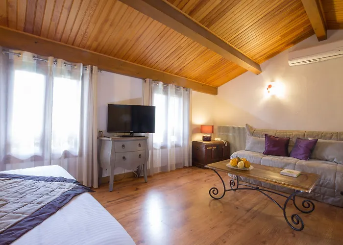 Logis Le Petit Casset Hotel