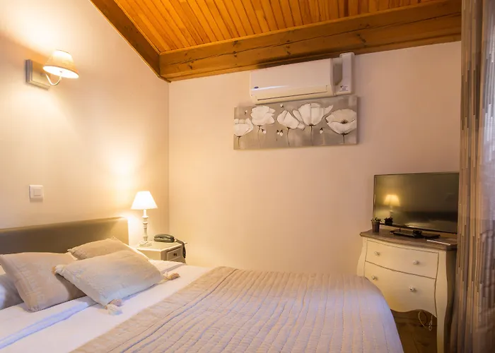 Hotel Logis Le Petit Casset La Boisse
