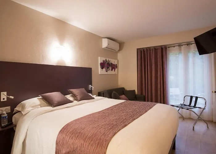 Hotel Logis Le Petit Casset La Boisse