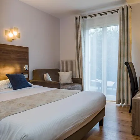 Logis Le Petit Casset Hotel