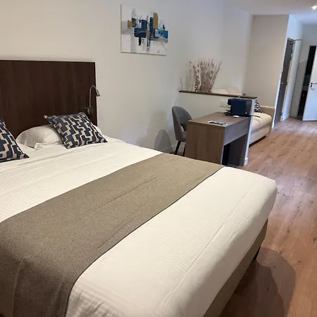 Logis Le Petit Casset Hotel