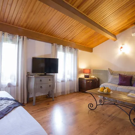 Logis Le Petit Casset Hotel
