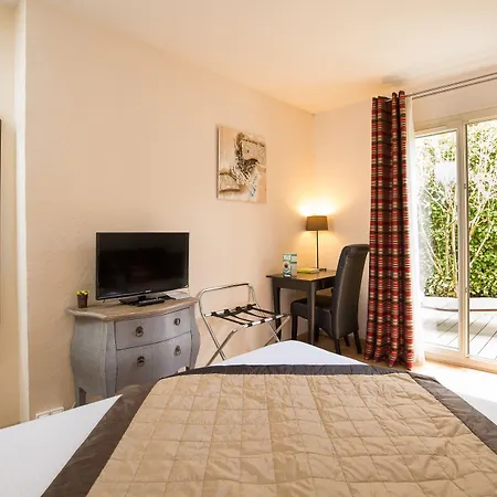 Hotel Logis Le Petit Casset 3*