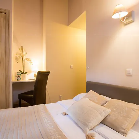 Logis Le Petit Casset 3* La Boisse