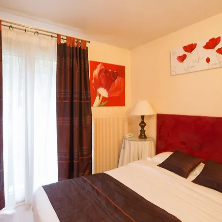 Logis Le Petit Casset Hotel