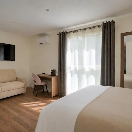 Logis Le Petit Casset Hotel