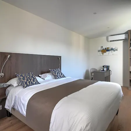 Logis Le Petit Casset Hotel