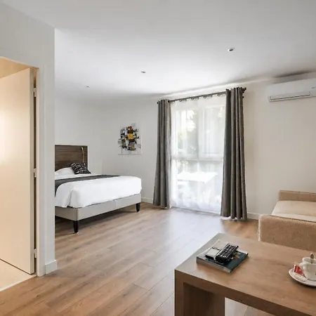 فندق Logis Le Petit Casset