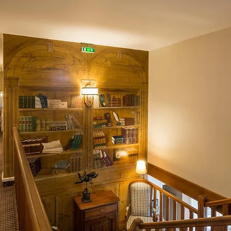 Logis Le Petit Casset Hotel