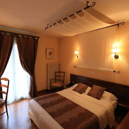 Logis Le Petit Casset Hotel