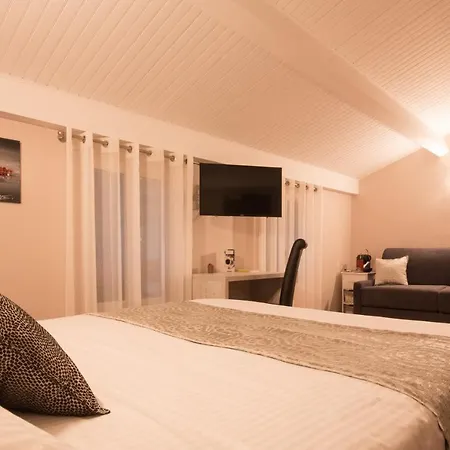 Hotel Logis Le Petit Casset La Boisse